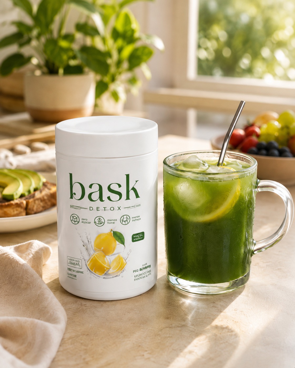 Bask Detox preparado em copo com drink verde