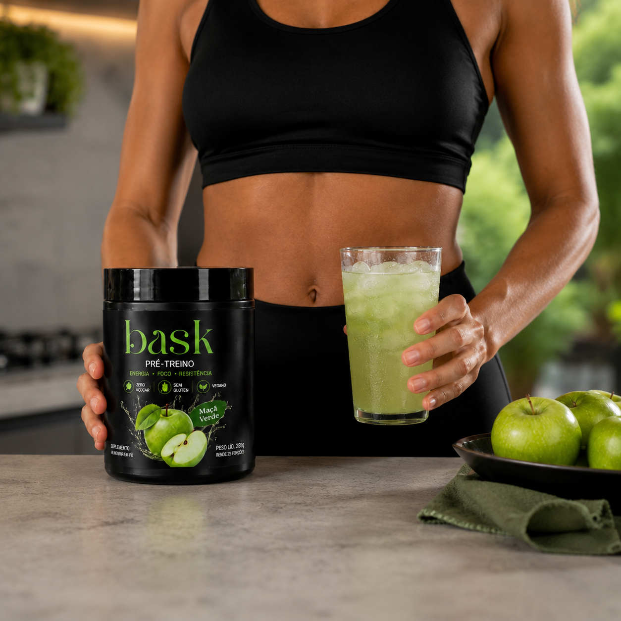 Mulher com Bask Pré-Treino preparado em copo gelado